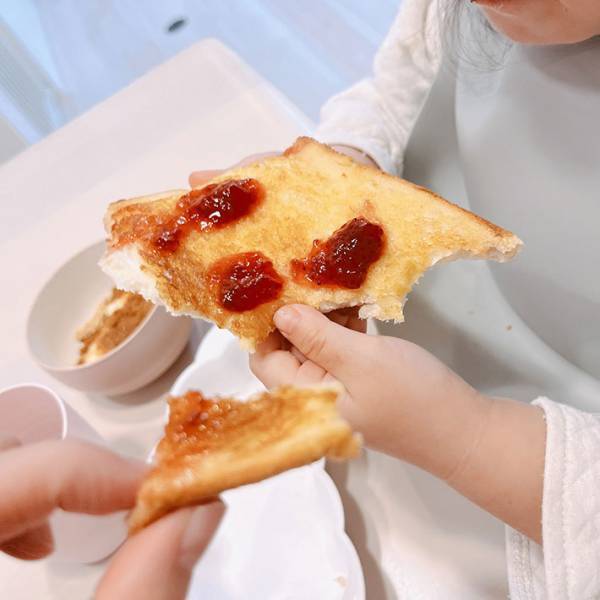 ２歳児が食パンを『はんぶんこ』　写真に「まさにコレ」「我が家と一緒」