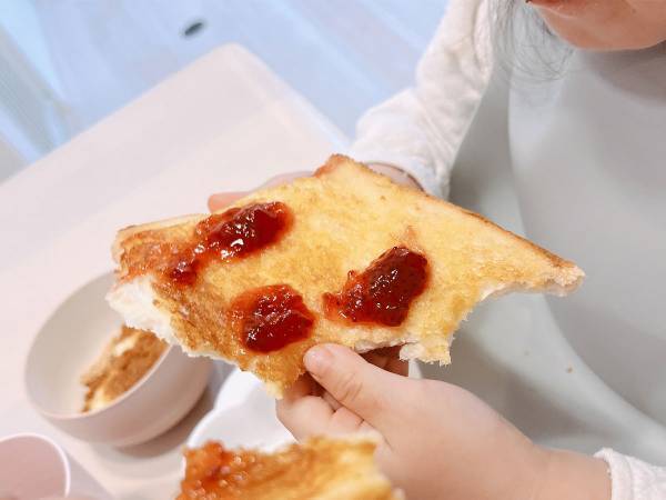 ２歳児が食パンを『はんぶんこ』　写真に「まさにコレ」「我が家と一緒」