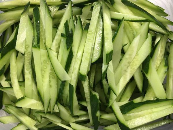 キュウリの千切り、簡単に済ますには？　ピーラーを使ったアイディアに「その手があったか！」