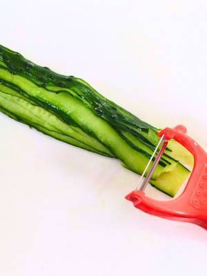 キュウリの千切り、簡単に済ますには？　ピーラーを使ったアイディアに「その手があったか！」