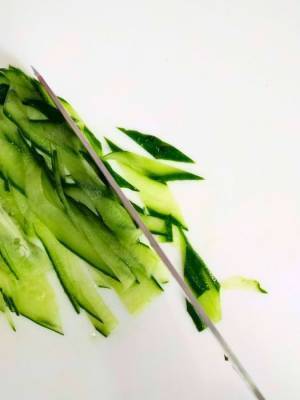 キュウリの千切り、簡単に済ますには？　ピーラーを使ったアイディアに「その手があったか！」