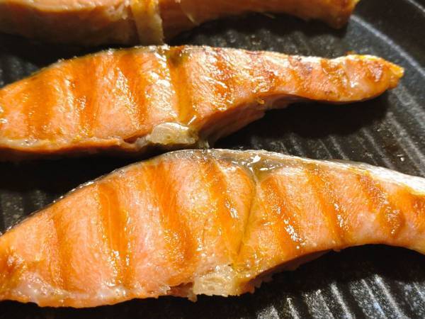いつもの焼き鮭、きれいな焼き目にするには？　裏技に「見違えた」「簡単すぎ」