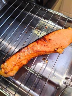 いつもの焼き鮭、きれいな焼き目にするには？　裏技に「見違えた」「簡単すぎ」