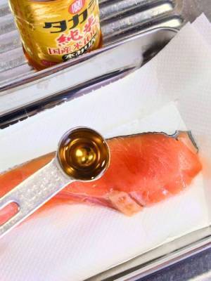 いつもの焼き鮭、きれいな焼き目にするには？　裏技に「見違えた」「簡単すぎ」