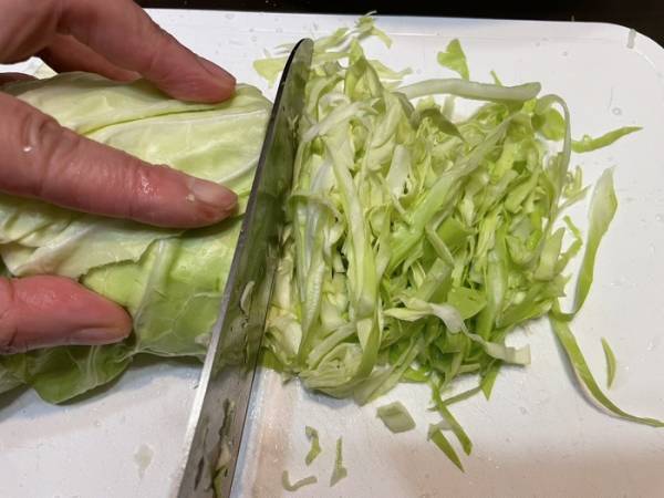 キャベツの千切りにはコツがある？　キッコーマン推奨の切り方を実践してみた
