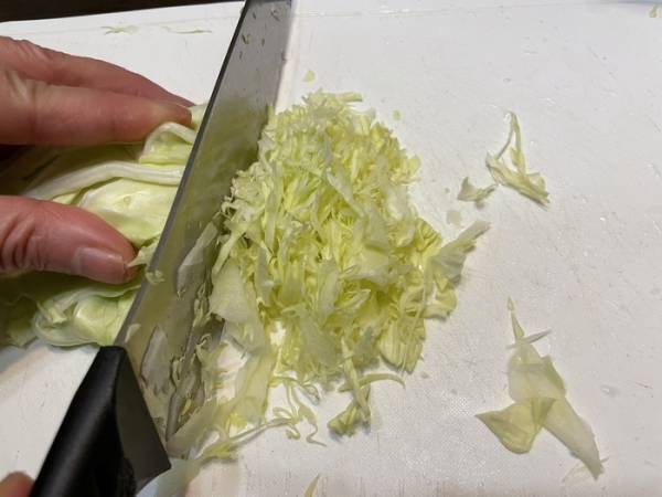 キャベツの千切りにはコツがある？　キッコーマン推奨の切り方を実践してみた