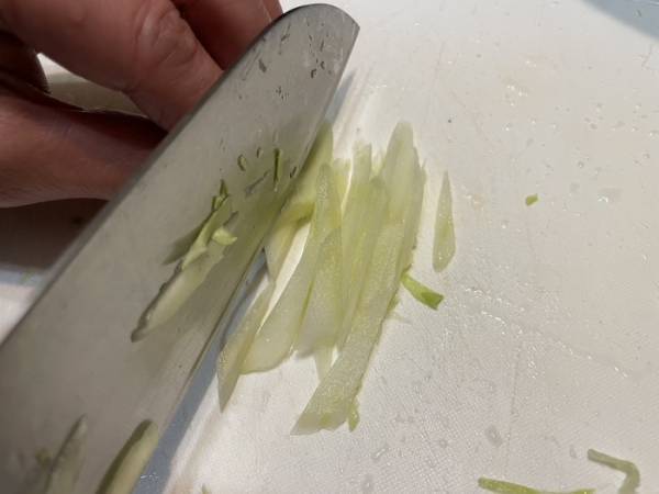 キャベツの千切りにはコツがある？　キッコーマン推奨の切り方を実践してみた