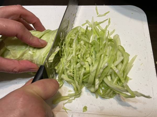 キャベツの千切りにはコツがある？　キッコーマン推奨の切り方を実践してみた