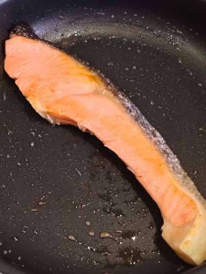 鮭の身をふんわり仕上げるには？　方法に「簡単！」「やってみる」