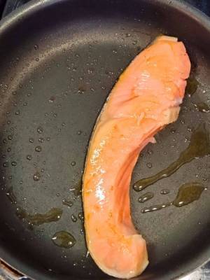 鮭の身をふんわり仕上げるには？　方法に「簡単！」「やってみる」