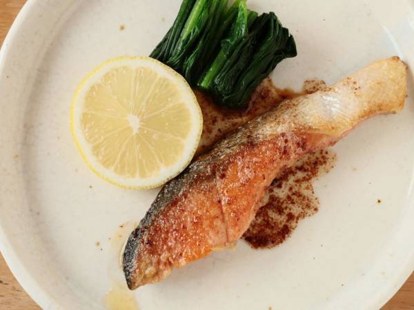 鮭の身をふんわり仕上げるには？　方法に「簡単！」「やってみる」