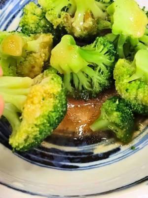 ブロッコリーにドレッシングが絡まないなら？　便利な盛り付け方に「コレはいい」「なるほど！」