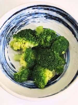 ブロッコリーにドレッシングが絡まないなら？　便利な盛り付け方に「コレはいい」「なるほど！」