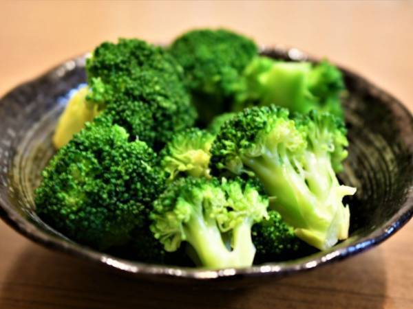 ブロッコリーにドレッシングが絡まないなら？　便利な盛り付け方に「コレはいい」「なるほど！」