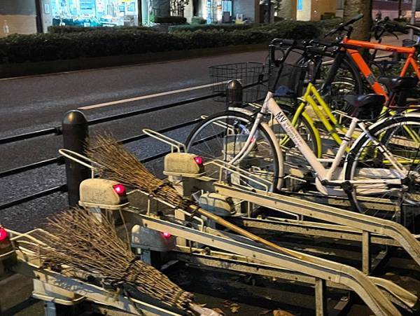 中２の息子「魔女がいる」　駐輪場の光景に「間違いない」「バレバレだ」