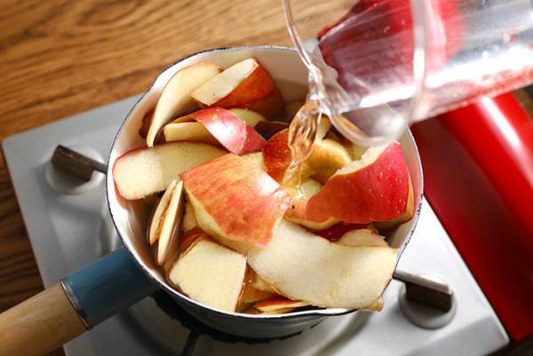 「今まで容赦なく捨ててた…」リンゴの皮の活用レシピに「これは作らざるを得ない」