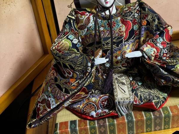 ひな人形を子供だけで飾ったら？　写真に「斬新な飾り付けだぁ！」「爆笑」