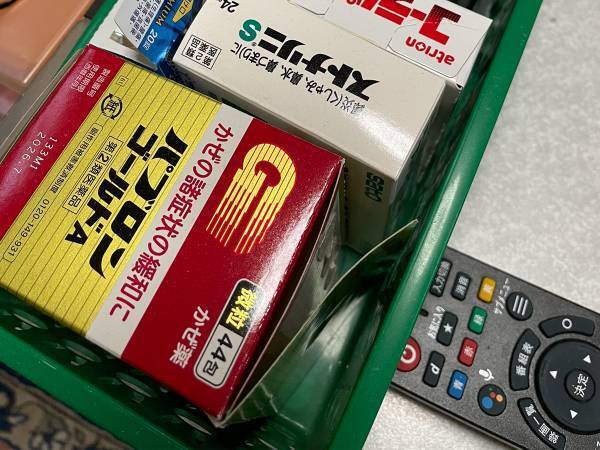 「何これ怖…」　実家の薬箱を見ると？「二度見した」「違和感なさすぎ」