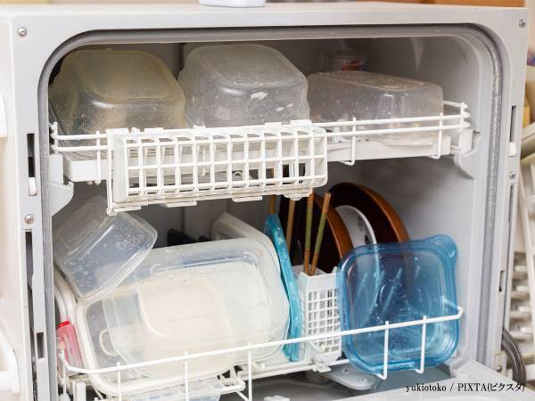 カレー汚れのタッパー、そのまま洗ってない？　落とし方に「なるほど！」「タメになる」