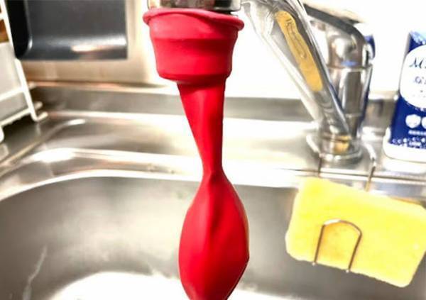 ストレートの蛇口、使いにくくない？　一瞬でホースみたいにする裏技に「シンクの縁まで水が届く」