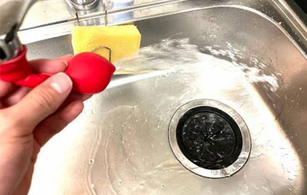 ストレートの蛇口、使いにくくない？　一瞬でホースみたいにする裏技に「シンクの縁まで水が届く」