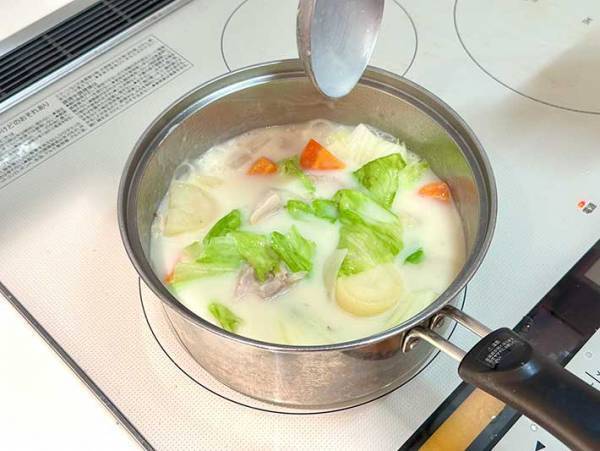 春を感じるクリームシチュー　レタスを入れると？　「絶対ヤバい」「明日作る」