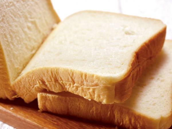 焼く前の食パン、潰さずにバターを塗るには？　裏技に「めっちゃシンプル」「やってみる」