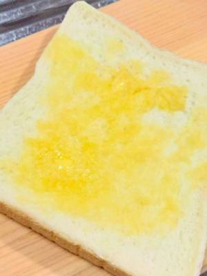 焼く前の食パン、潰さずにバターを塗るには？　裏技に「めっちゃシンプル」「やってみる」