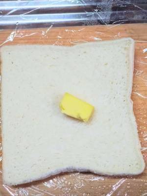 焼く前の食パン、潰さずにバターを塗るには？　裏技に「めっちゃシンプル」「やってみる」