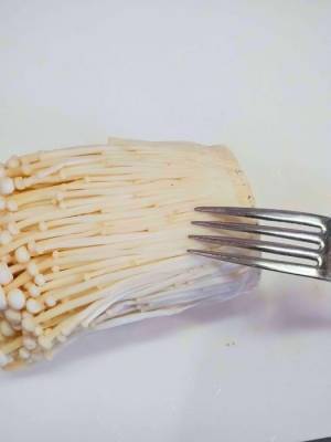 えのきがほぐしにくいなら？　手早くバラバラにする裏技に「それ使えばよかったのか」