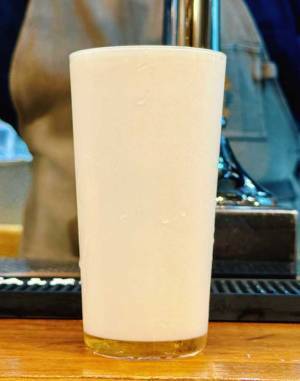 「新入社員が注いだビール」だと思いきや…　「もはや芸術」「これはすごい」