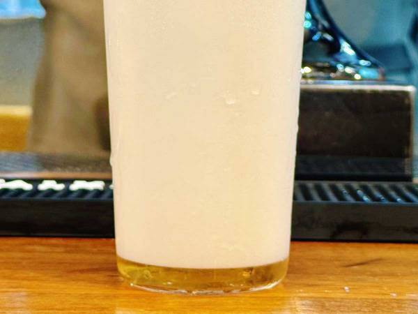 「新入社員が注いだビール」だと思いきや…　「もはや芸術」「これはすごい」