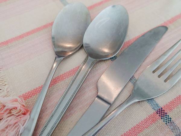 黒ずんだ銀食器をピカピカにするには？　メーカーのお手入れ術に「助かります！」