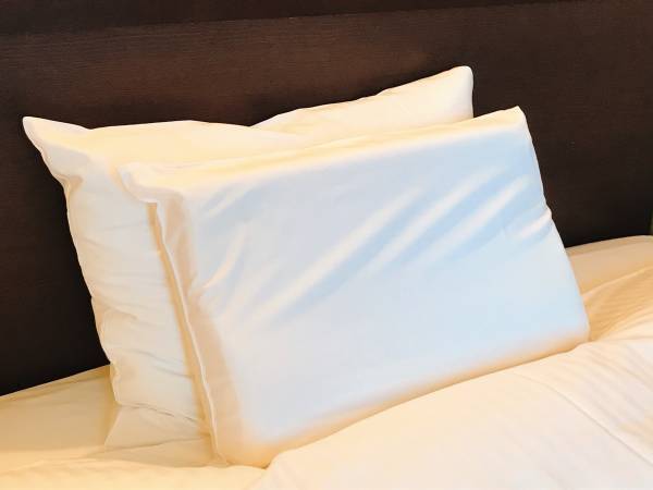 天日干しと陰干し、どっちがいい？　寝具メーカーが伝える枕の干し方に「知りませんでした…」