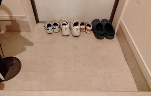 「天才の発想！」　２歳児が玄関でそろえる靴に反響