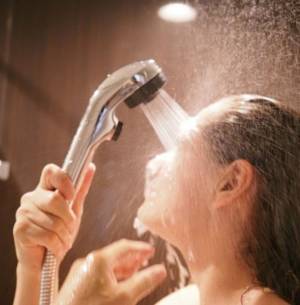 シャワーヘッドの掃除、月何回がベスト？　TOTOの回答に「初耳」「意外に汚れてた」