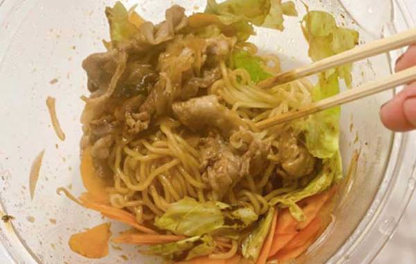 焼きそば作り、フライパンと油使ってる？　ボウル１つで作れるから試してみて！