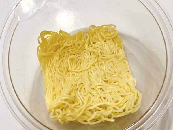 焼きそば作り、フライパンと油使ってる？　ボウル１つで作れるから試してみて！