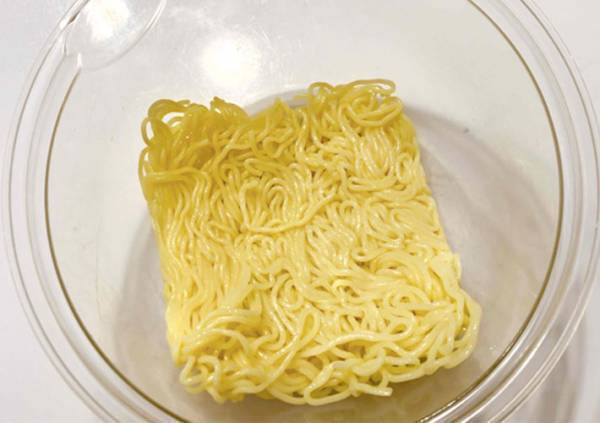 焼きそば作り、フライパンと油使ってる？　ボウル１つで作れるから試してみて！