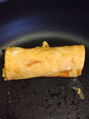 卵焼き器がなくても大丈夫！　丸いフライパンでも簡単に卵焼きが巻ける裏技