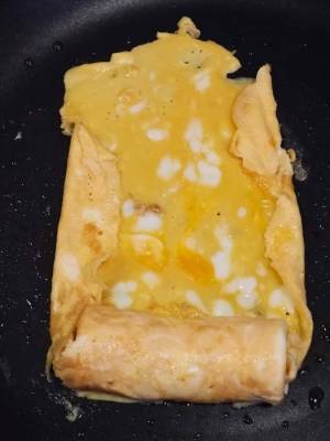 卵焼き器がなくても大丈夫！　丸いフライパンでも簡単に卵焼きが巻ける裏技