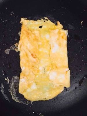 卵焼き器がなくても大丈夫！　丸いフライパンでも簡単に卵焼きが巻ける裏技