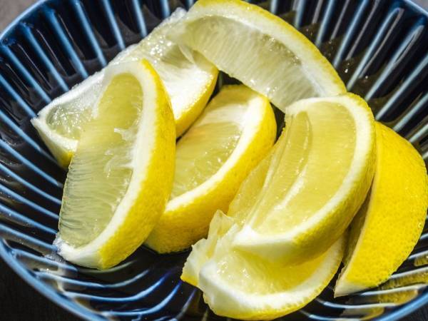 「お肉しっとり」「イチゴ鮮やか」　意外と知らないレモンの調理効果が目からウロコ