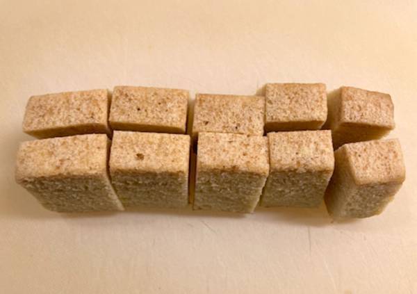 無印の『不揃いバウム』がアレに変身！　「思いつかなかった」「別の菓子だ」