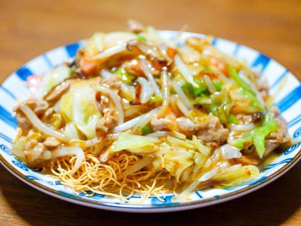 ひと手間かけて違う料理に変身！　袋麺を使った皿うどん風焼き塩ラーメンの作り方