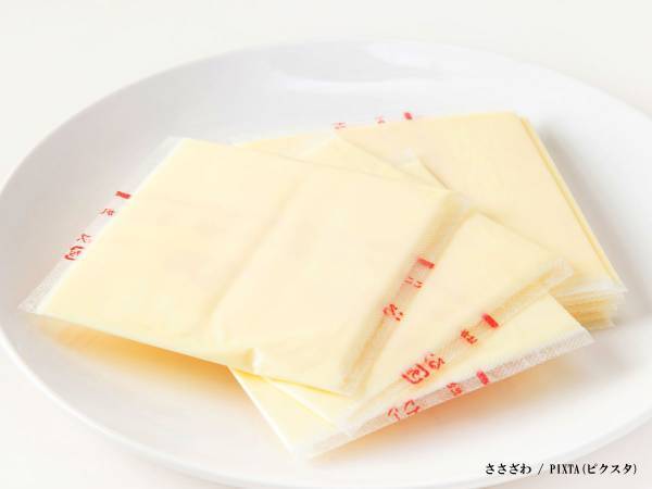 重ねて切るだけ！　スライスチーズのおつまみに「悪魔の食べ物」「んまい！」