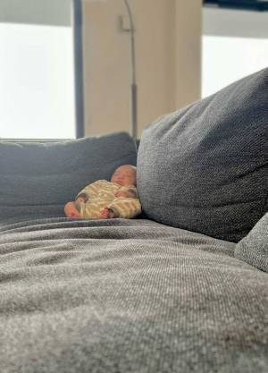 「笑った」　夫から突然「シッ！」といわれた妻　リビングをのぞくと…