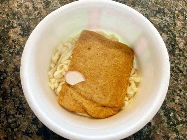 『どん兵衛』のお湯は捨てて！　そこにアレを足すだけで…？