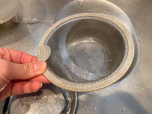 「掃除してないのにきれいで感動！」　シンクのゴミ受けに入れるだけで…？