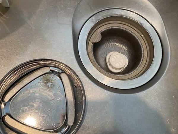 「掃除してないのにきれいで感動！」　シンクのゴミ受けに入れるだけで…？